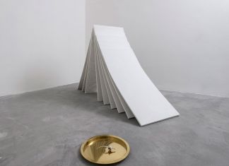 Eliano Serafini, Quel nostro sentirci improvvisamente estranei, 2021, foglie in gesso, cemento, rete metallica, vassoio in acciaio inox metallizzato, lisca di pesce, dimensioni variabili