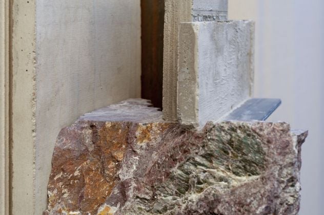 Fabrizio Prevedello, Luogo, 2021, acciaio, cemento armato, marmo, minio, 30x29x20,5 cm