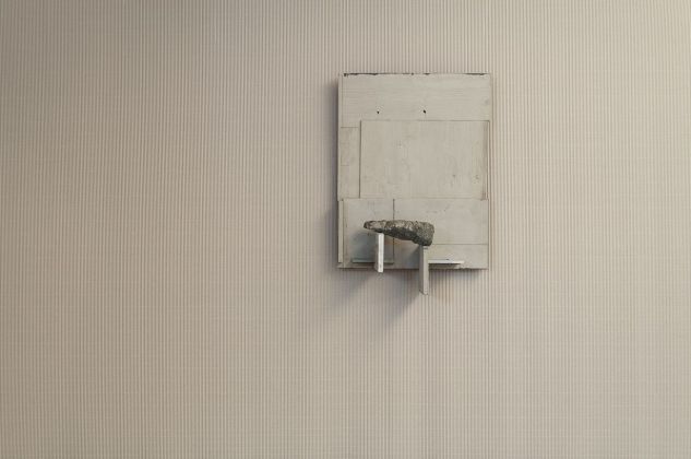 Fabrizio Prevedello, Ponte, 2021, acciaio, cemento armato, ceramica, licheni, marmo, pietra, 86,5x60x27,5 cm