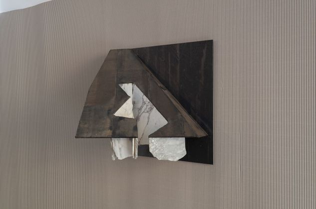 Fabrizio Prevedello, Senza titolo, 2020 21, acciaio, bitume, catrame, gesso, marmo, 57,5x59x36 cm