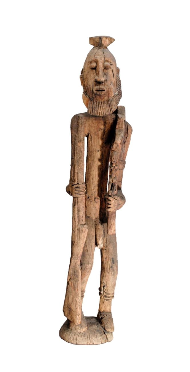 Figura maschile (Capo villaggio), legno, h. 130 cm. Collezione Umberto Knycz