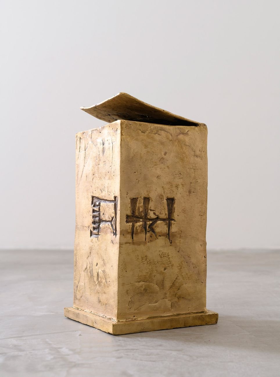 Gianluca Ragni, Qui di recente la contentezza, 2021, bronzo, 26x14x16 cm