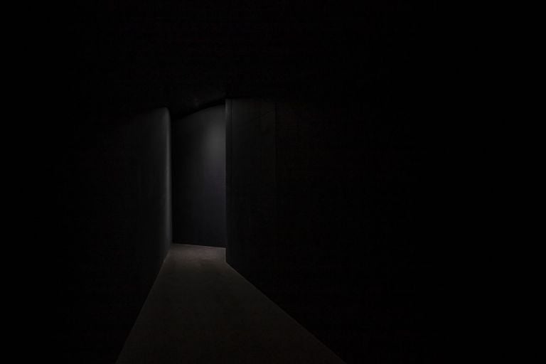 Gregor Schneider, Black Lightning, 2021. Courtesy Konrad Fischer Triennale Brugge 2021 © Stad Brugge Matthias Desmet