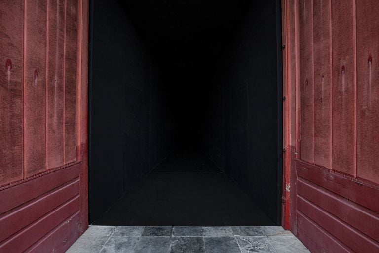 Gregor Schneider, Black Lightning, 2021. Courtesy Konrad Fischer Triennale Brugge 2021 © Stad Brugge Matthias Desmet
