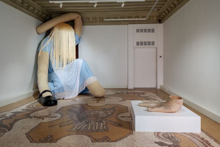 Isao e Stephanie Blake, Drink me. Exhibition view at Palazzo Bonvicini, Venezia 2021. Courtesy Fondation Valmont