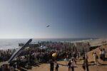 Javier Téllez, One Flew Over the Void, Bala Perdida, 2005, performance con cannone umano da circo (Friendship Park, San Diego Plaja de Tijuana, Tijuana). Courtesy l'artista & Galerie Peter Kilchmann, Zurigo