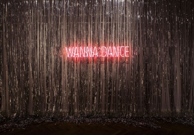 KINGS, WANNA DANCE, 2021, neon, cm 30x150, tenda, cm 350x650. Courtesy Viasaterna Gallery