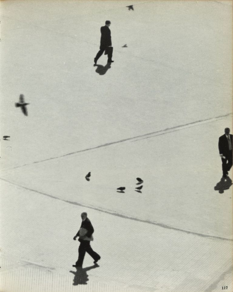 Laura Grisi, Men's friends (Mayo's square), fotografia daPasos Por Buenos Aires, artist book, Capricornio Editora, Buenos Aires, 1959. Courtesy the Estate & P420, Bologna. Photo Carlo Favero