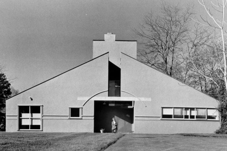 La casa per la madre (1959-64) di Robert Venturi. Vanna Venturi compare seduta all’ingresso. Courtesy The Architectural Archives, University of Pennsylvania, by the gift of Robert Venturi and Denise Scott Brown