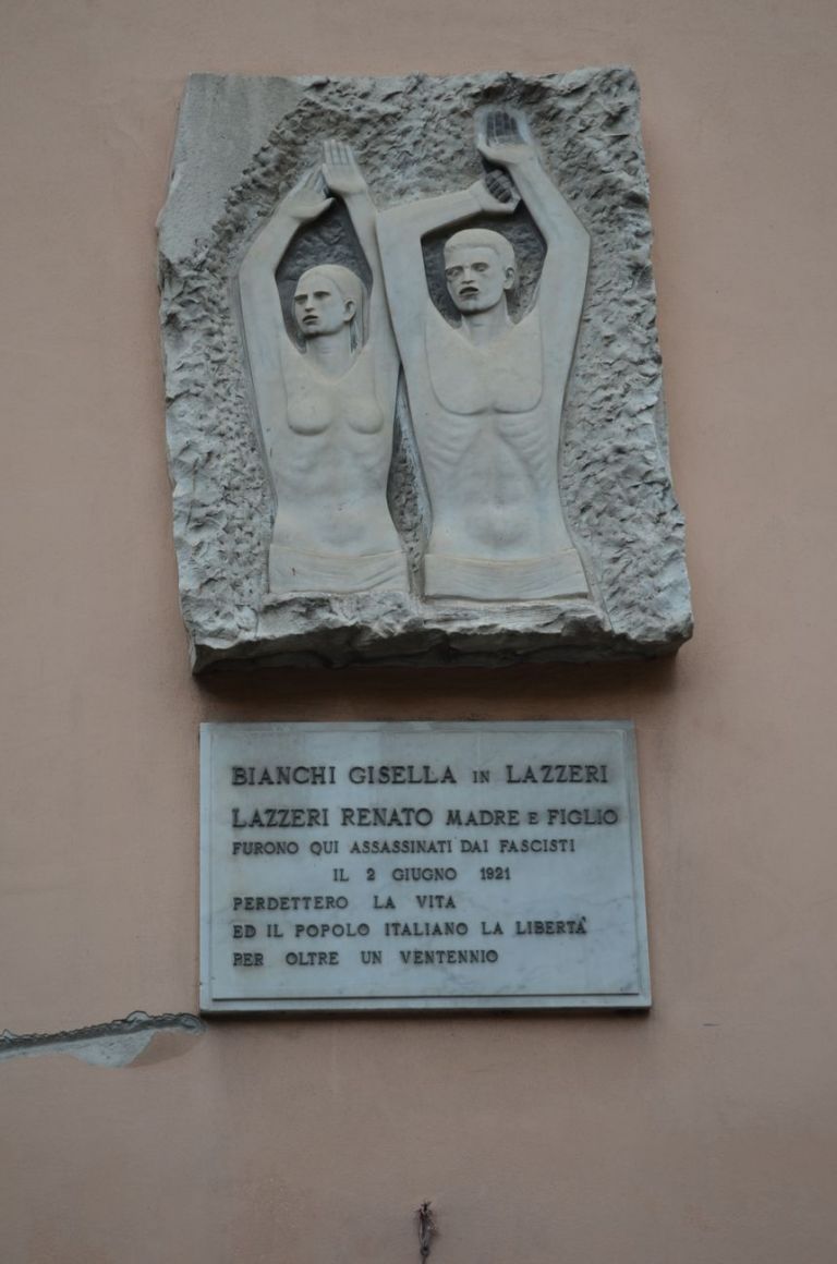 Lapide su Via Carriona in memoria di Gisella Bianchi e Renato Lazzeri