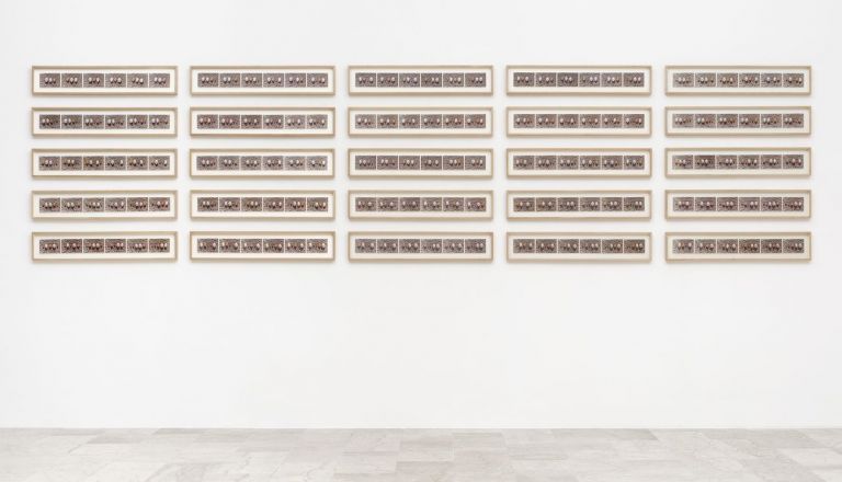 Laura Grisi, Pebbles, 1973, 150 fotografie a colori, 8x13 cm, ciascuno in 25 fotogrammi, cm 120x490 totale. Courtesy Estate Laura Grisi e P420, Bologna. Photo Carlo Favero