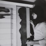 Laura Grisi e il suo lavoro West Window, 1966, durante la mosta Italy New Tendencies, Galeria Bonino, 1966. Courtesy Estate Laura Grisi e P420, Bologna