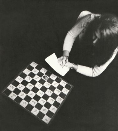 Laura Grisi mentre lavora a Chessboard, 1977. Courtesy Estate Laura Grisi e P420, Bologna