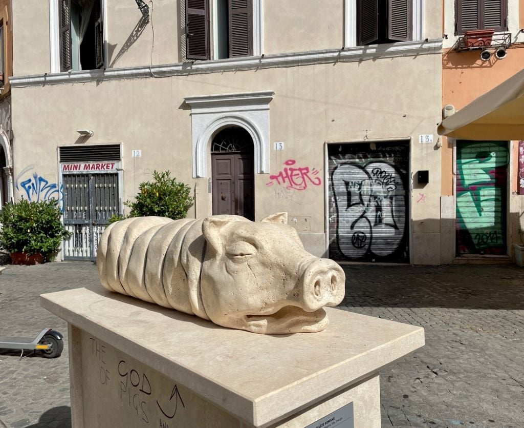 Arte pubblica agghiacciante a Roma. Maiali in porchetta e nasoni