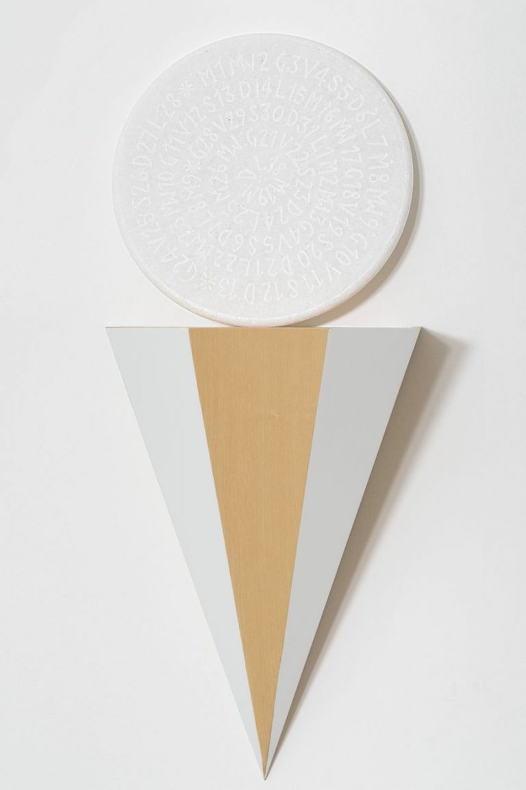 Letizia Cariello, Fuso orario #1(I), 2021, volume in legno dipinto a mano, disco di marmo inciso, cm 52x34x25, marmo Ø cm 35. Courtesy l'artista e Galleria Studio G7, Bologna. Photo Alessandro Fiamingo