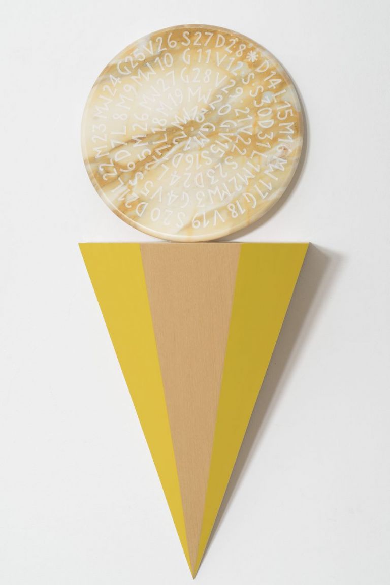 Letizia Cariello, Fuso orario #6(I), 2021, volume in legno dipinto a mano, disco di marmo inciso, cm 52x34x25, marmo Ø cm 35. Courtesy l'artista e Galleria Studio G7, Bologna. Photo Alessandro Fiamingo