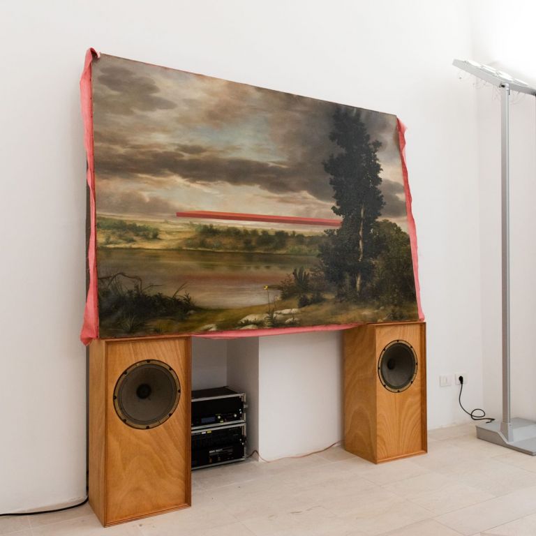Marcello Nitti, Floating, 2021, olio su tela, speaker, traccia audio, dimensioni variabili. Courtesy of the artist