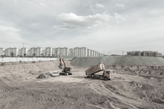 Movimento terra per la costruzione di un nuovo isolato, 2019, Lanzhou New Town, Lanzhou, provincia del Guansu. Photo © Samuele Pellecchia