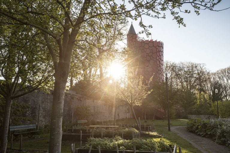 Nnenna Okore, And the World Keeps Turning, 2021. Triennale Brugge 2021 © Stad Brugge Matthias Desmet