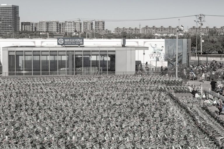 Parcheggio di bike sharing di fronte alla fermata della metropolitana Beiyunhe West, 2019, Tongzhou New Town, Pechino, municipalità di Pechino. Photo © Samuele Pellecchia