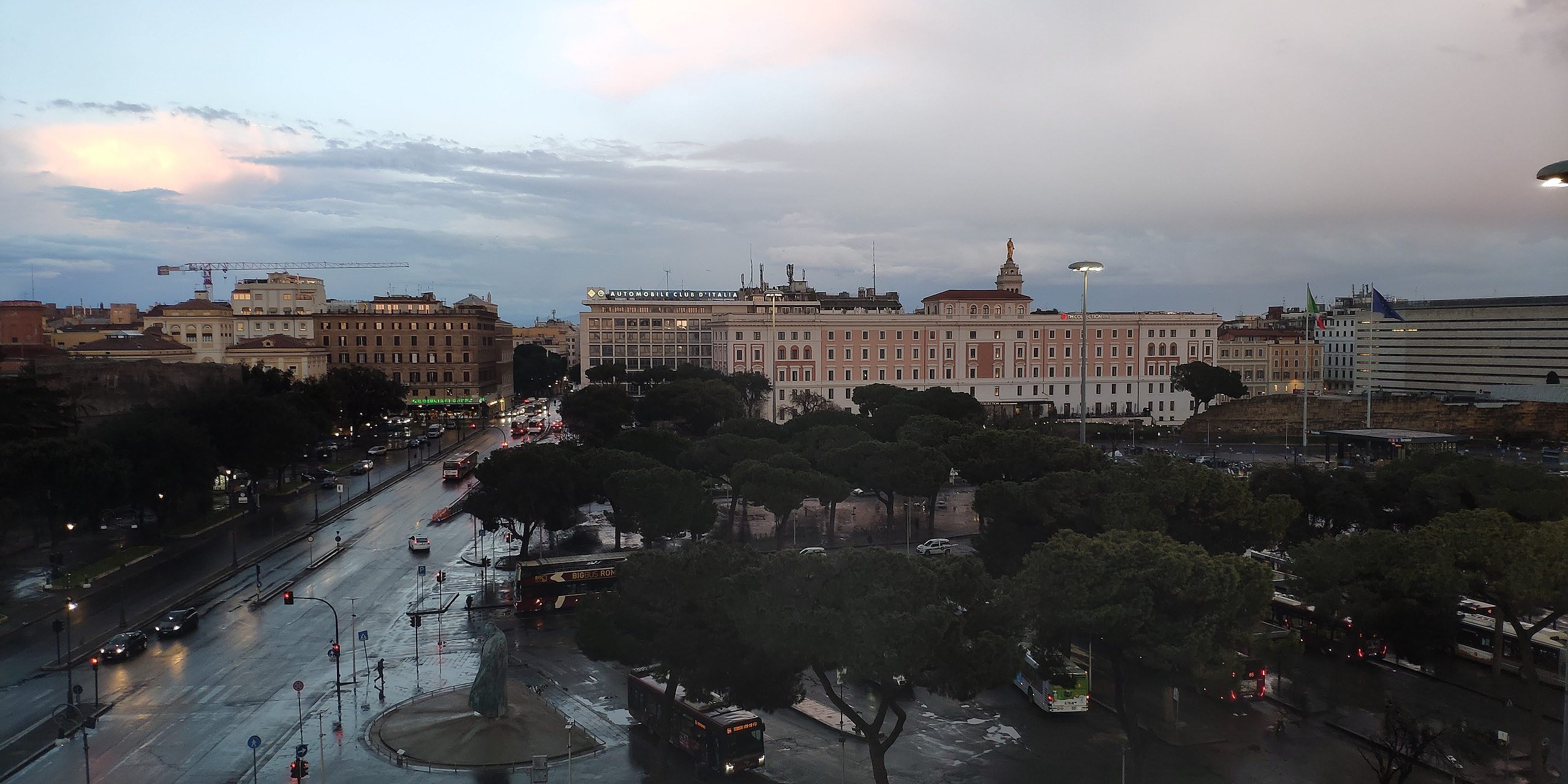 Kaga tau, Piazza dei Cinquecento and viale Enrico de Nicola from Palazzo Massimo alle Terme in Rome - Wikimedia Commons - CC BY-SA 4.0