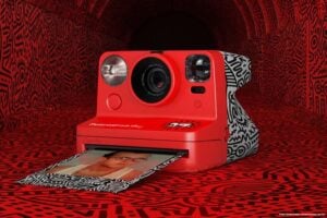 Polaroid lancia nuova fotocamera che stampa immagini ispirate a Keith Haring
