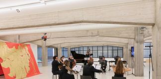 Prova generale del concerto performativo con il Maestro Mario Brunello e l’Atelier dell’Errore, courtesy Collezione Maramotti, Reggio Emilia, 2021