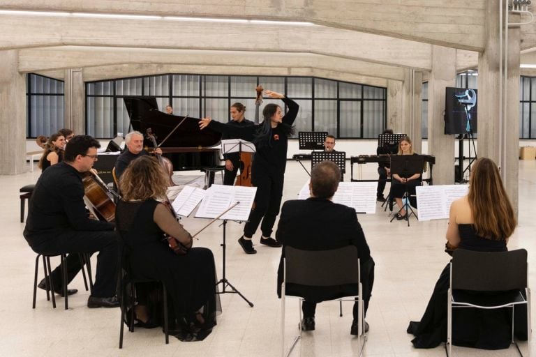 Prova generale del concerto performativo con il Maestro Mario Brunello e l’Atelier dell’Errore, courtesy Collezione Maramotti, Reggio Emilia, 2021