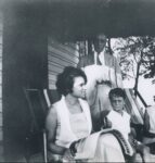 Robert Venturi con i genitori sul portico della residenza di famiglia a Upper Darby, 1930 ca.. Courtesy The Architectural Archives, University of Pennsylvania, by the gift of Robert Venturi and Denise Scott Brown