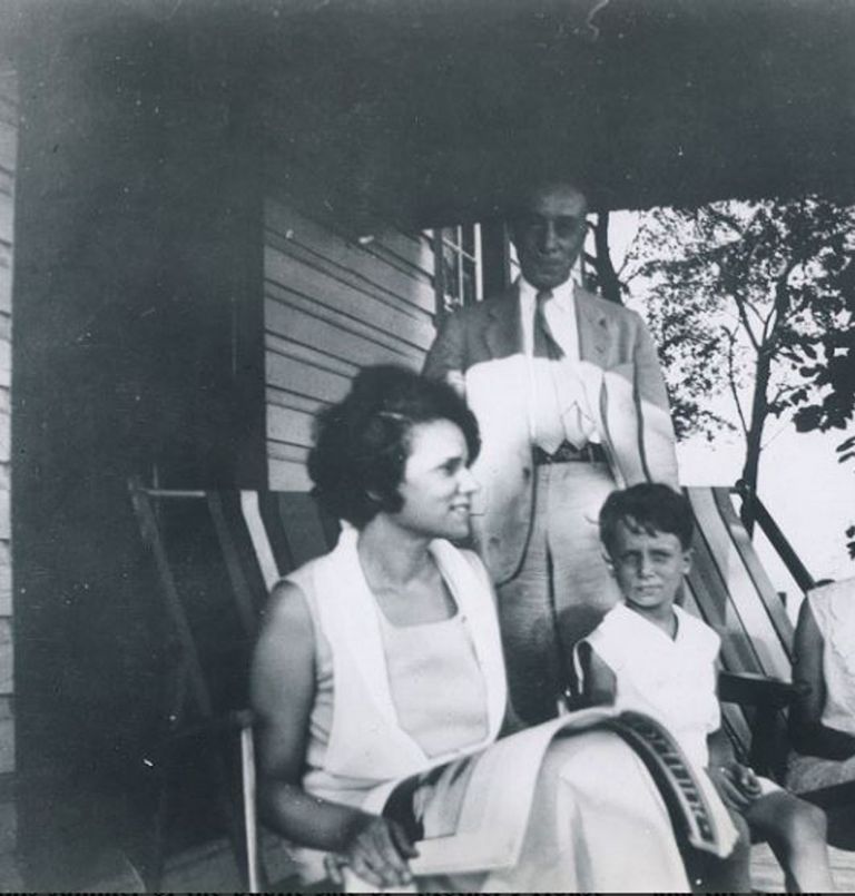 Robert Venturi con i genitori sul portico della residenza di famiglia a Upper Darby, 1930 ca.. Courtesy The Architectural Archives, University of Pennsylvania, by the gift of Robert Venturi and Denise Scott Brown