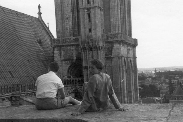 Robert Venturi (a destra) sul tetto della cattedrale di Chartres insieme a William Shellman nell’estate del 1948. Courtesy The Architectural Archives, University of Pennsylvania, by the gift of Robert Venturi and Denise Scott Brown