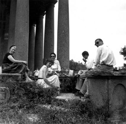Robert Venturi (secondo da destra) in visita al Giardino di Bomarzo, giugno 1956. Courtesy The Architectural Archives, University of Pennsylvania, by the gift of Robert Venturi and Denise Scott Brown
