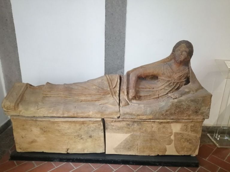 Sarcofago fittile femminile, seconda metà del III sec. a.C., terracotta modellata a mano e a stampo. Viterbo, Museo Civico Archeologico