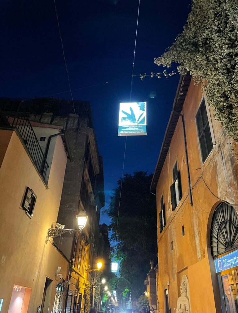 Scuola di piazza del Popolo, lightbox in via Margutta