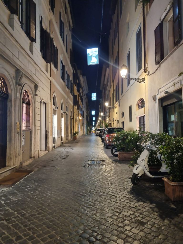 Scuola di piazza del Popolo, lightbox in via Margutta