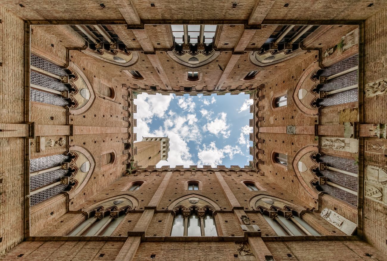 Siena, Palazzo Pubblico. Photo Matteo Kutufa via Unsplash 