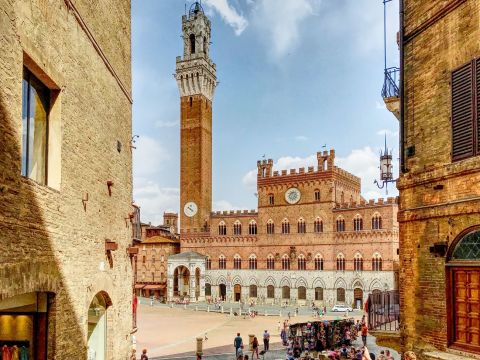 Siena, Piazza del Campo e Torre del Mangia. Photo Antonio Ristallo via Unsplash