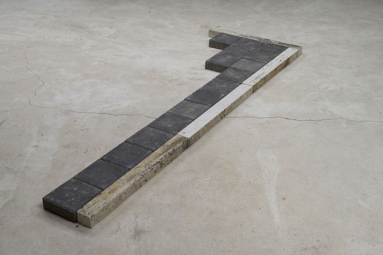 Simone Camerlengo, Il suono della strada, 2021, mattoni in cemento, cordoli di marmo, 80x247,5x6 cm