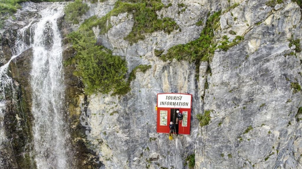 Polemiche per arte incastonata nella roccia in Austria: rovina i selfie dei turisti