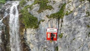 Polemiche per arte incastonata nella roccia in Austria: rovina i selfie dei turisti