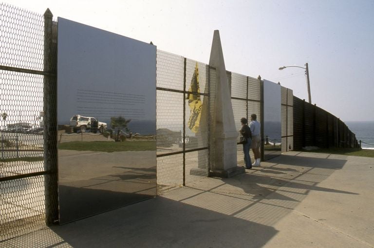 Valeska Soares, Picturing Paradise, 2000, alluminio e specchi (Friendship Park, San Diego Plaja de Tijuana, Tijuana). Courtesy l'artista & Insite05