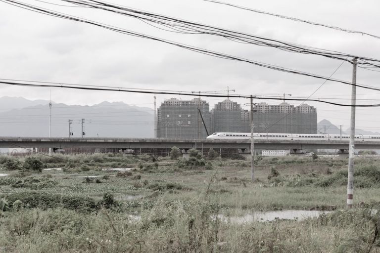 Viadotto della ferrovia nel cantiere della newtown, 2017, Zhaoqing New Town, Zhaoqing, provincia del Guangdong. Photo © Samuele Pellecchia