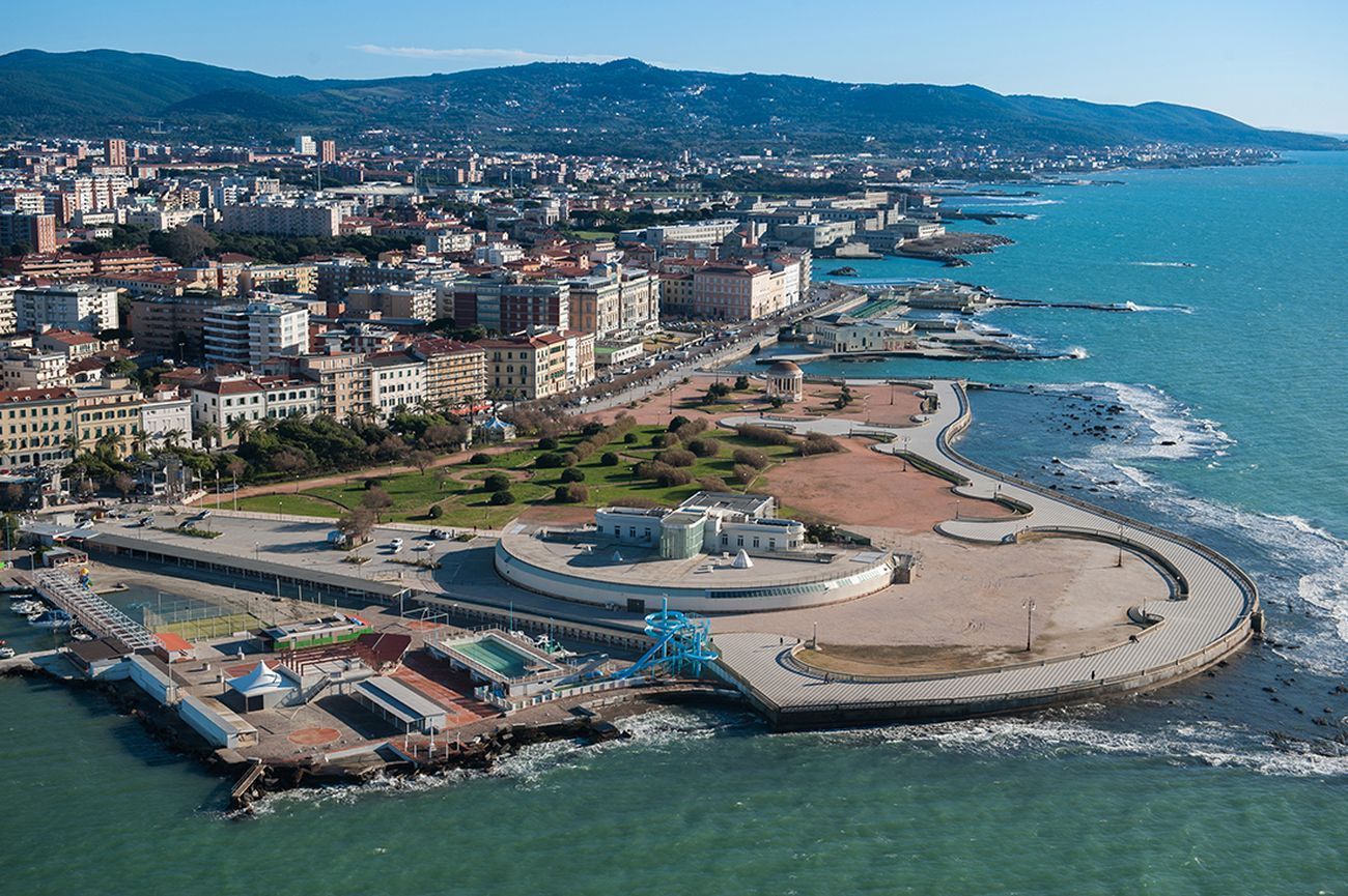 Vista panoramica sull’Acquario di Livorno e il lungomare. Photo credits Merlo PH Fotografia