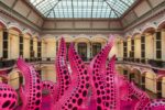 Yayoi Kusama, A Bouquet of Love I Saw in the Universe, 2021. Installation view at Gropius Bau, Berlino 2021. Photo © Luca Girardini