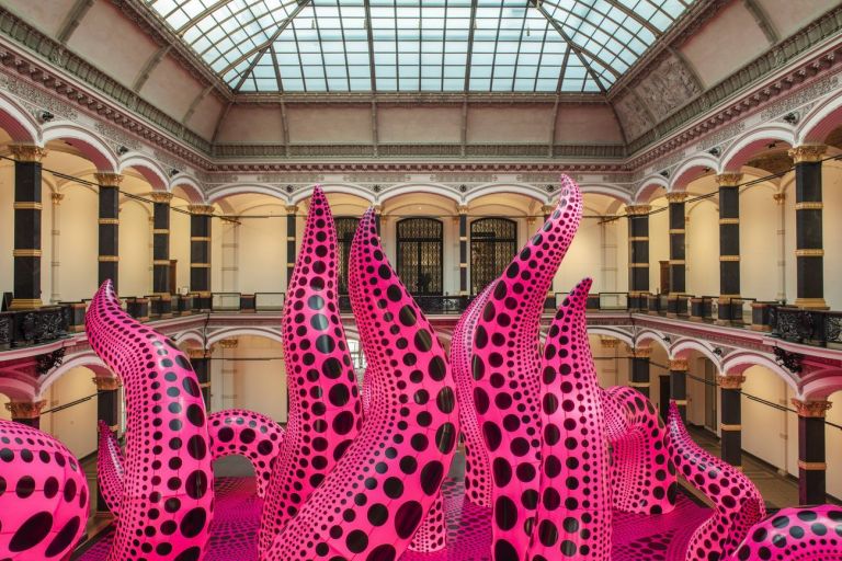 Yayoi Kusama, A Bouquet of Love I Saw in the Universe, 2021. Installation view at Gropius Bau, Berlino 2021. Photo © Luca Girardini