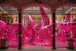 Yayoi Kusama, A Bouquet of Love I Saw in the Universe, 2021. Installation view at Gropius Bau, Berlino 2021. Photo © Luca Girardini