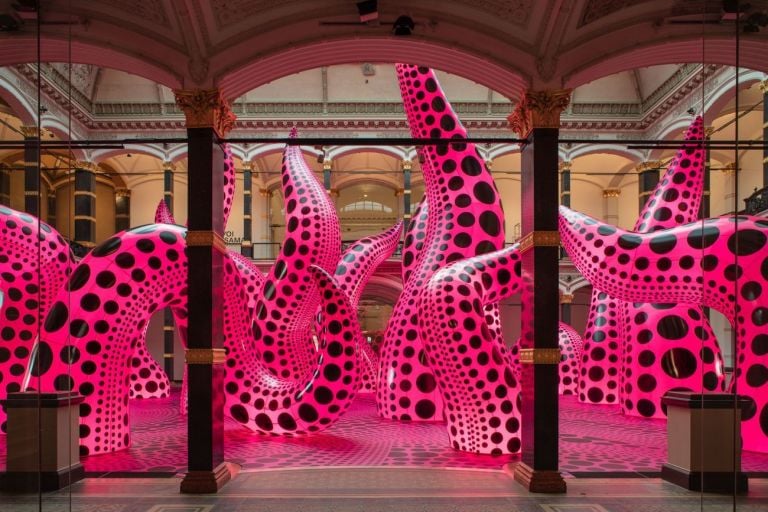 Yayoi Kusama, A Bouquet of Love I Saw in the Universe, 2021. Installation view at Gropius Bau, Berlino 2021. Photo © Luca Girardini