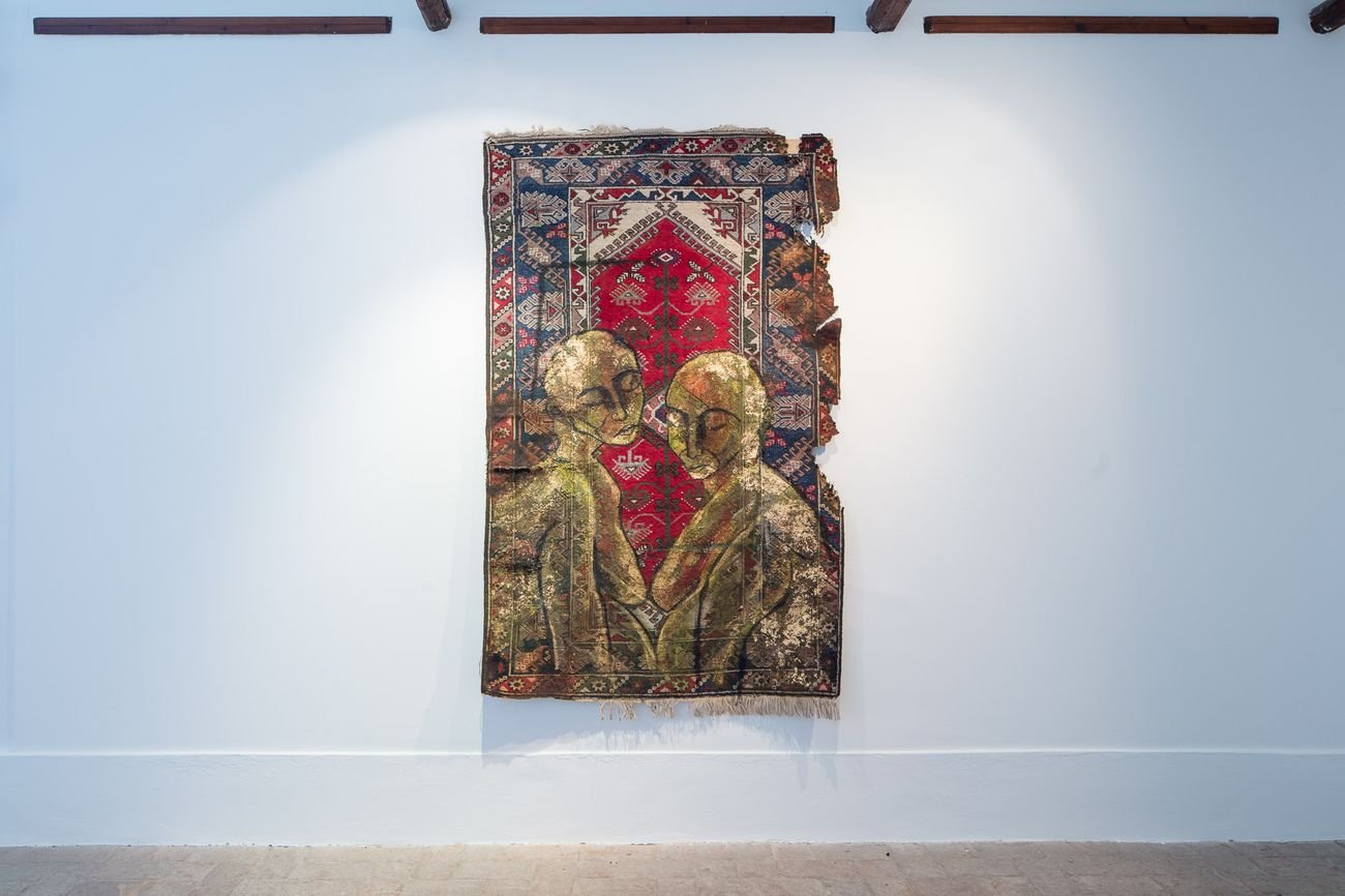 Zehra Doğan, Yekbûn (Unity), 2020, acrilico, carta dorata su tappeto. Courtesy Prometeo Gallery, Milano © gerdastudio