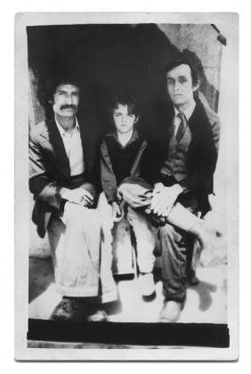 Matteo Boetti a Kabul nel 1977 con Dastaghir, il direttore del ONE HOTEL e Alighiero Boetti.