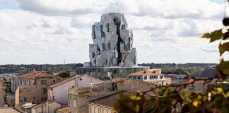 La torre di Frank Gehry nel Parc des Ateliers. Photo Adrian-Deweerdt